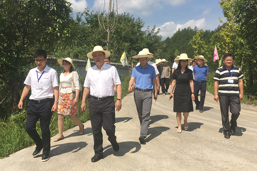 F:\2015-2018年OA文件 电视机媒体播放图设计\2018-OA文件 电视机媒体播放图设计\2018.07.31-中央党校副校长王东京考察调研北京资源鑫禾国际游戏平台集团\01.jpg
